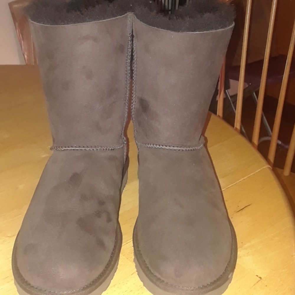 UGG